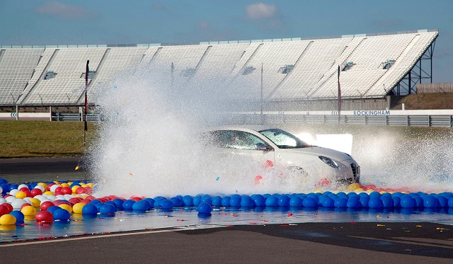 Alfa MiTo bursts baloons, breaks record. Image by Alfa Romeo.