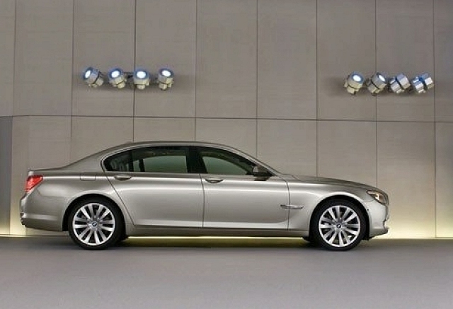 Tech-laden BMW 7 Series breaks cover. Image by BMW.