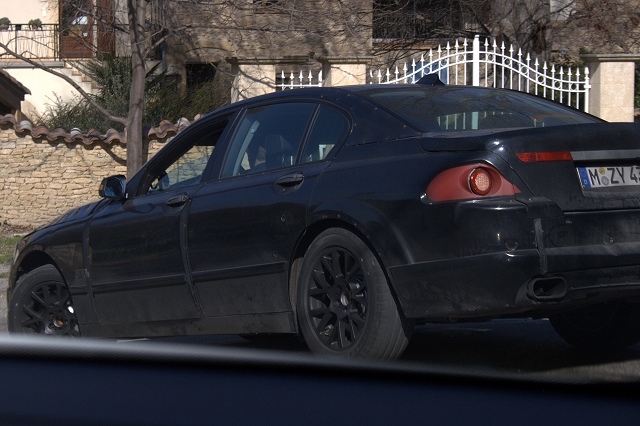 New BMW 7 Series caught under test. Image by Will Nightingale.