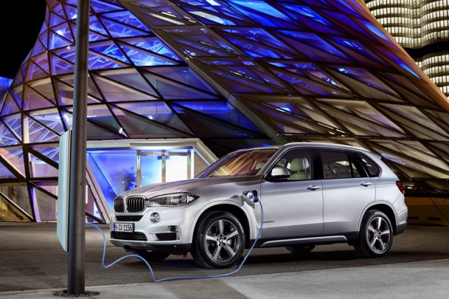 BMW X5 xDrive40e powers into range. Image by BMW.