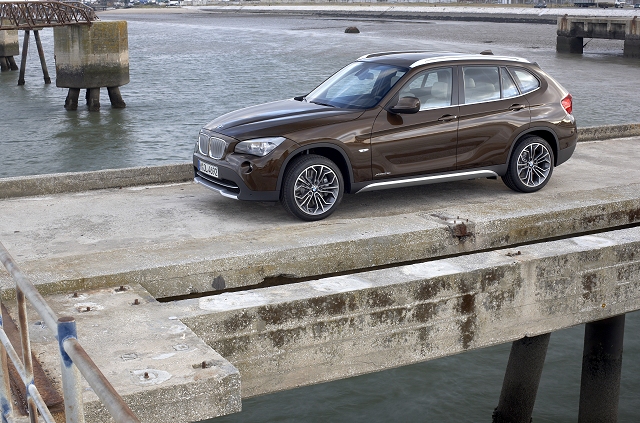 BMW X1 town driving. Image by BMW.
