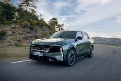 No.7 replaces 7 for DS, but what's the new SUV like as an EV? Image by DS.