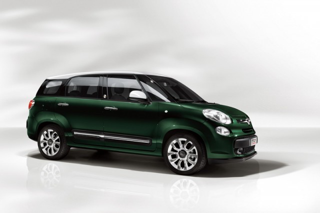 Largest Fiat 500 reaches UK. Image by Fiat.