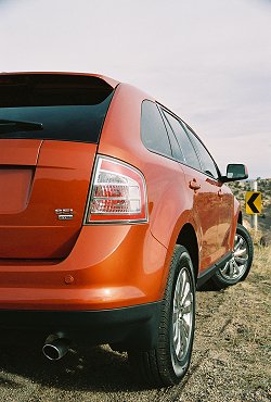 2007 Ford Edge. Image by Isaac Bouchard.