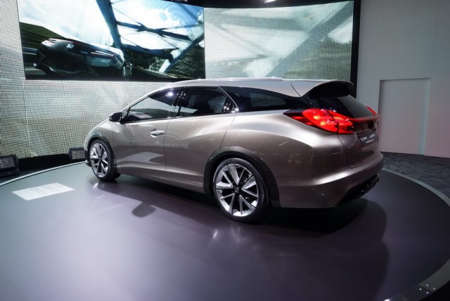 Honda previews stylish Civic Estate. Image by Newspress.