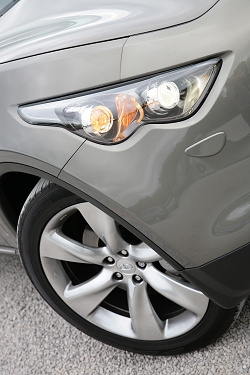 2009 Infiniti FX50S. Image by Julian Mackie.