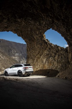 2016 Jaguar F-Pace 2.0d R-Sport. Image by Jaguar.