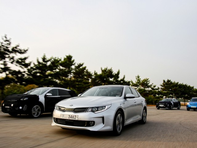 Kia plugs in Optima Hybrid. Image by Kia.