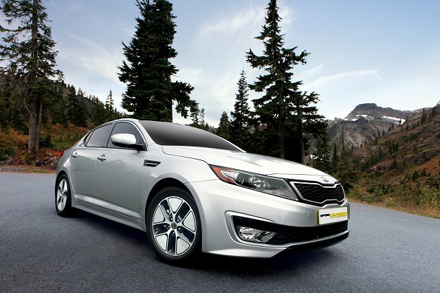 LA Auto Show 2010: Kia Optima Hybrid. Image by Kia.