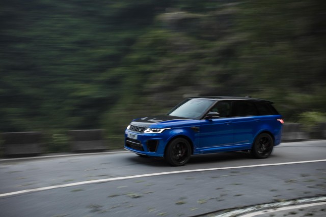 Range Rover Sport smashes Chinese hillclimb record. Image by Land Rover.