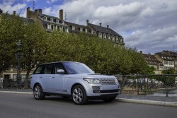 2014 Range Rover Hybrid. Image by Land Rover.