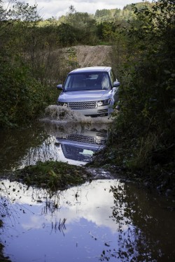 2014 Range Rover Hybrid. Image by Land Rover.