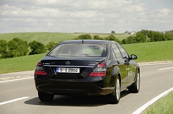 2009 Mercedes-Benz S 400 BlueHYBRID. Image by Mercedes-Benz.