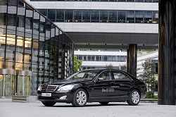 2009 Mercedes-Benz S 400 BlueHYBRID. Image by Mercedes-Benz.