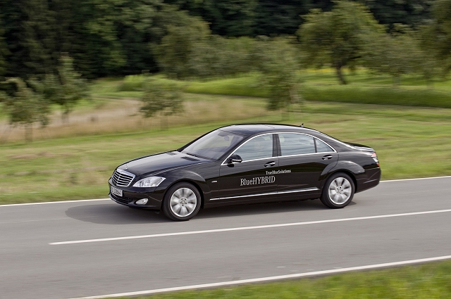 First look at Mercedes S 400 BlueHYBRID. Image by Mercedes-Benz.