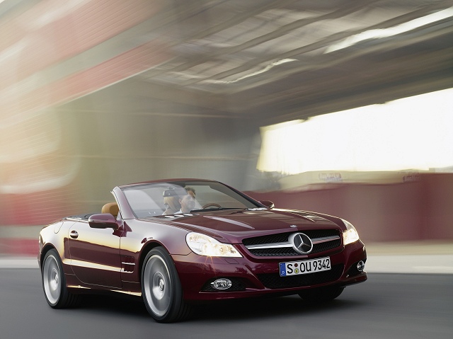 Merc SL gets higher tech. Image by Mercedes-Benz.