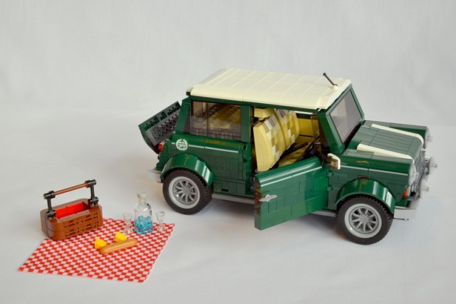 Original Mini in miniature. Image by Lego.