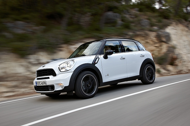 MINI Countryman in town. Image by MINI.