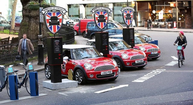 MINI slice of Christmas cheer for Londoners. Image by MINI.