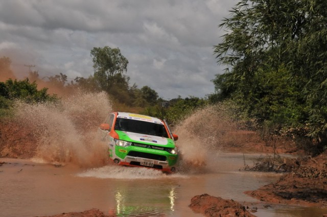 Outlander PHEV tackles the Asian Dakar. Image by Mitsubishi.