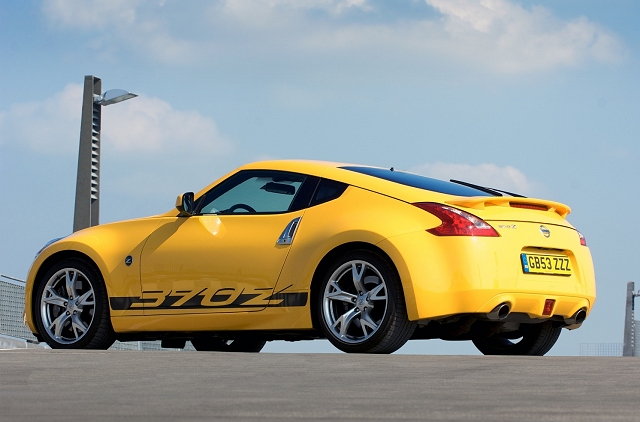 Nissan goes yellow; quickly runs away. Image by Nissan.