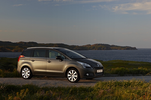 Peugeot reveals all-new 5008 MPV. Image by Peugeot.