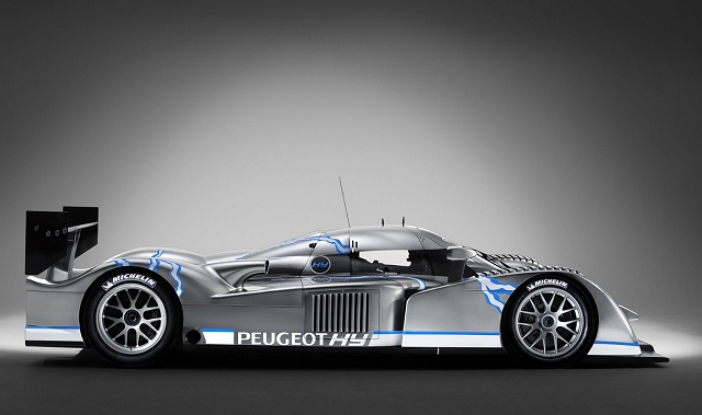 Peugeot goes hybrid racing. Image by Peugeot.