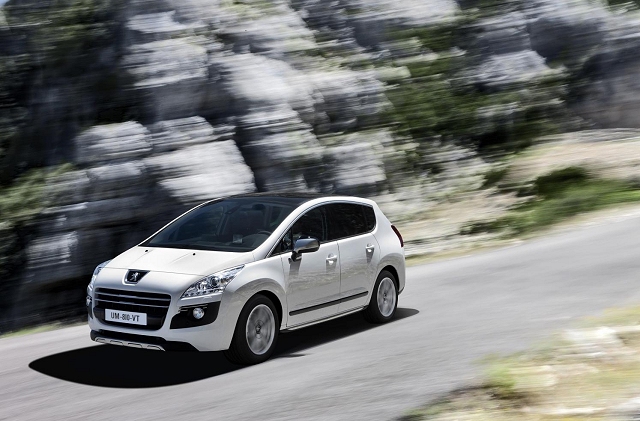 Special edition marks Peugeot 3008 HYbrid4 introduction. Image by Peugeot.