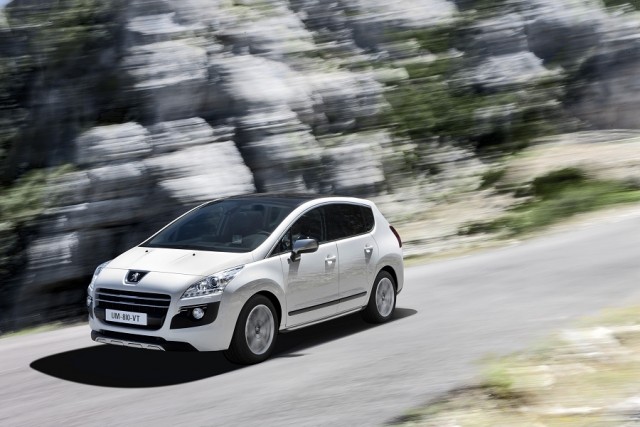 First Drive: Peugeot 3008 HYbrid4. Image by Peugeot.