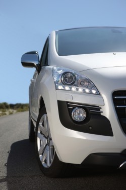 2012 Peugeot 3008 HYbrid4. Image by Peugeot.