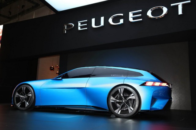Peugeot Instinct Concept is self-driving, 300hp PHEV. Image by Newspress.