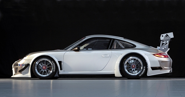 911 GT3 R gets Midlands debut. Image by Porsche.
