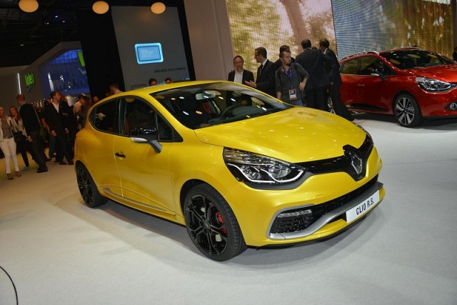 Renaultsport Clio breaks cover at Paris. Image by Newspress.