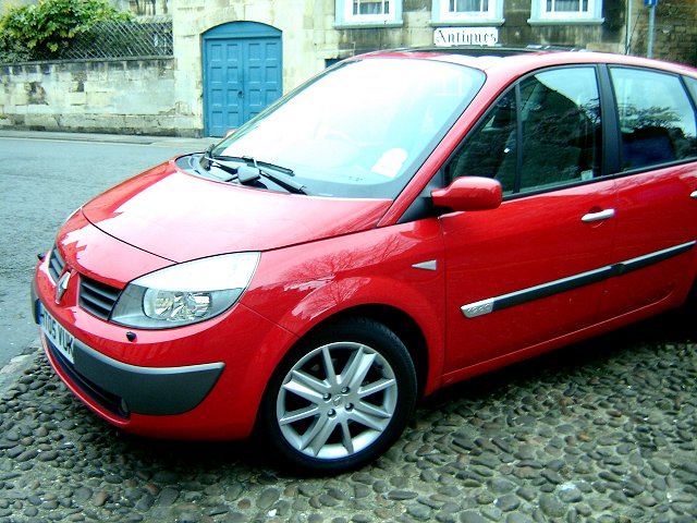 Renault Scenic stays ahead of the posse. Image by James Jenkins.