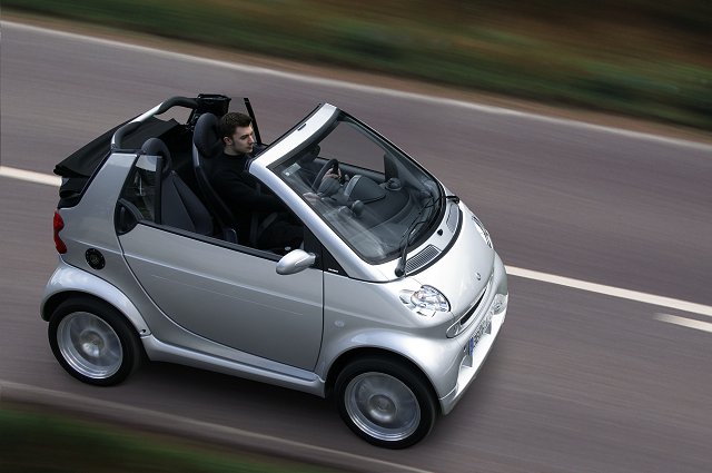 Which small car is faster at 30mph? Image by Smart.