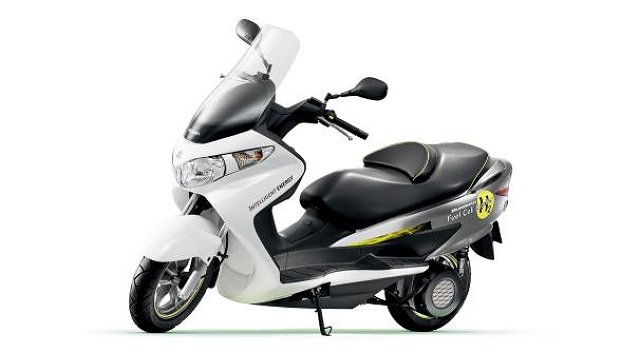 Suzuki fuel cell scooter approved. Image by Suzuki.