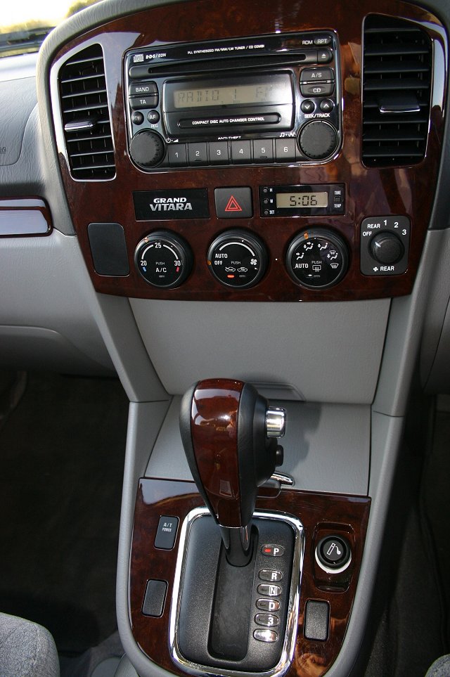 2004 Suzuki Grand Vitara XL7 2.7 V6. Image by Shane O' Donoghue.