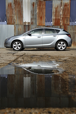 2010 Vauxhall Astra. Image by Max Earey.