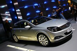 2004 Opel Astra GTC with Panorama windscreen. Image by Shane O' Donoghue.