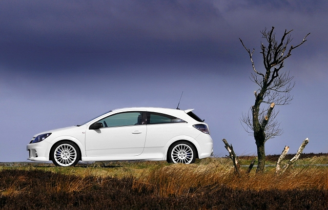 Retro Drive: Vauxhall Astra VXR Nurburgring Edition. Image by Vauxhall.