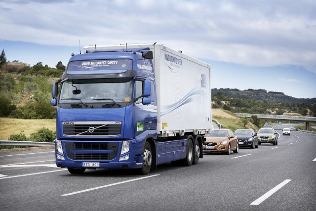 Volvo tests road train on public roads. Image by Volvo.
