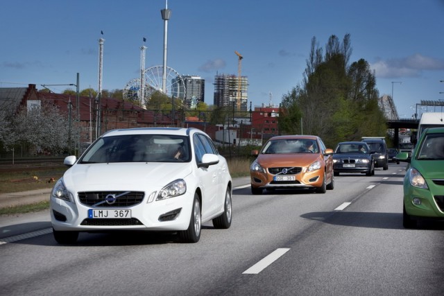 Volvos drive themselves round city. Image by Volvo.