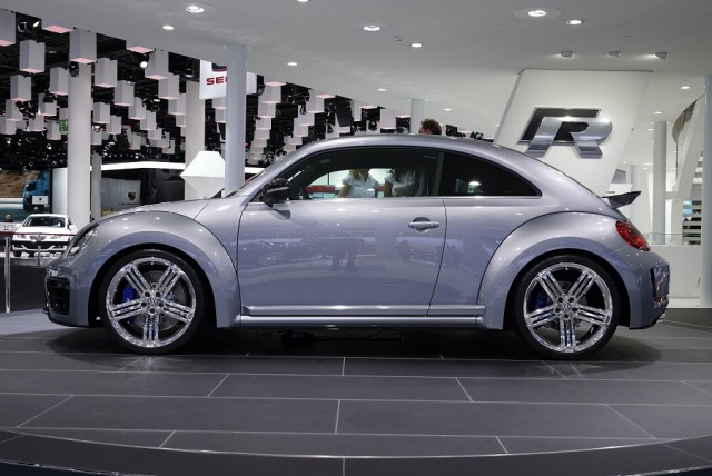 Beetle R Concept takes LA bow. Image by Newspress.