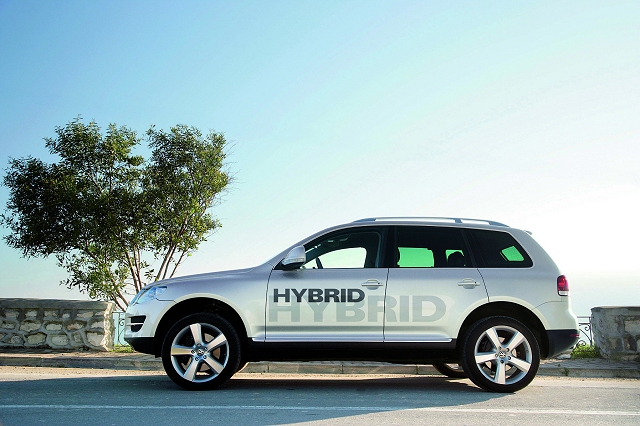 VW prepares hybrid Touareg. Image by VW.